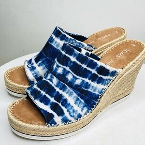 TOMS Monica Espadrille Wedge Sandals blue and white tie-dye SZ 9.5. RR1